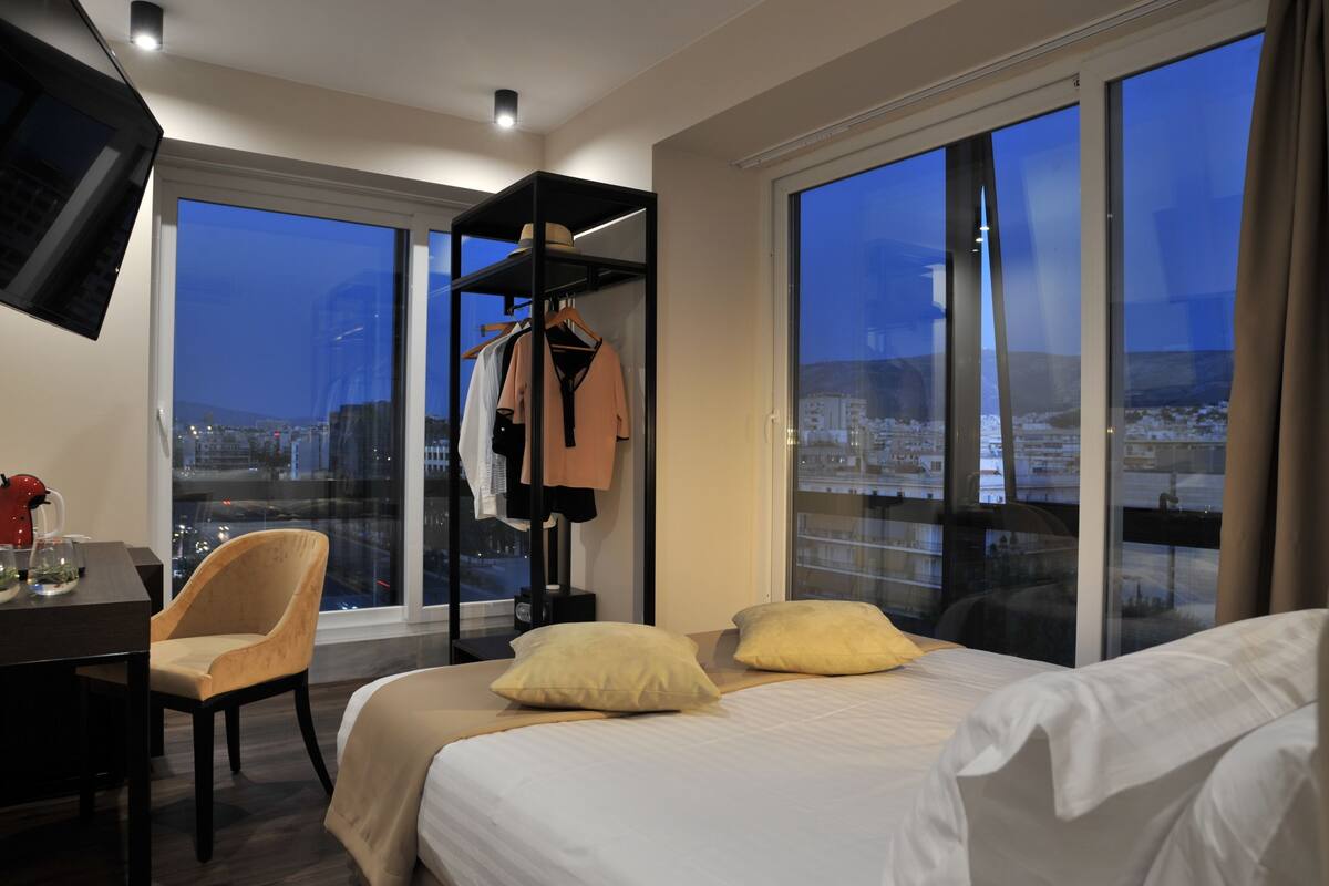 Corner Single Room, Acropolis View | Premium bedding, in-room safe, desk, blackout drapes