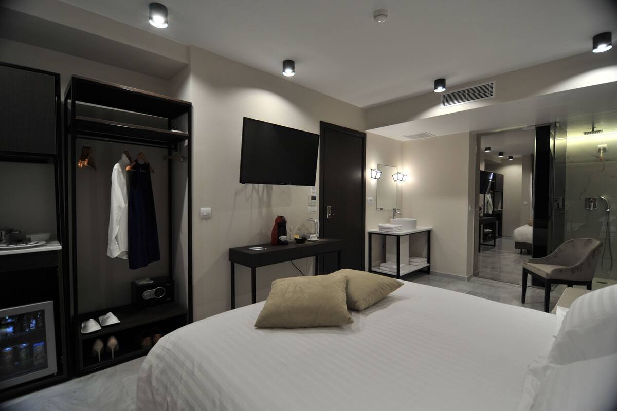Premium bedding, in-room safe, desk, blackout drapes