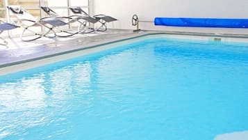 Inomhuspool, uppvärmd pool och solstolar