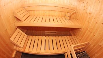 Piscine couverte, piscine chauffée, chaises longues