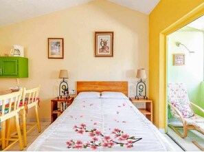 1 chambre, fer et planche à repasser, accès Internet, draps fournis