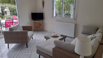 TV, DVD player, books, stereo