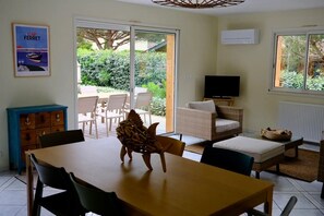 Televisio, DVD-soitin, kirjoja, stereot