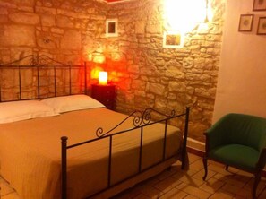 Minibaari, yksilöllisesti kalustettu, työpöytä, silitysrauta/-lauta