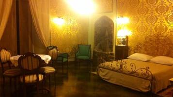 Suite | Minibar, individually furnished, desk, iron/ironing board