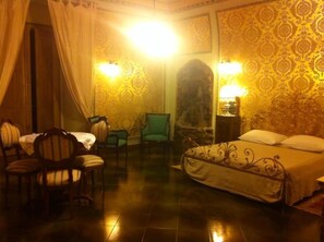 Suite | Minibar, ameublement personnalisé, bureau, fer et planche à repasser