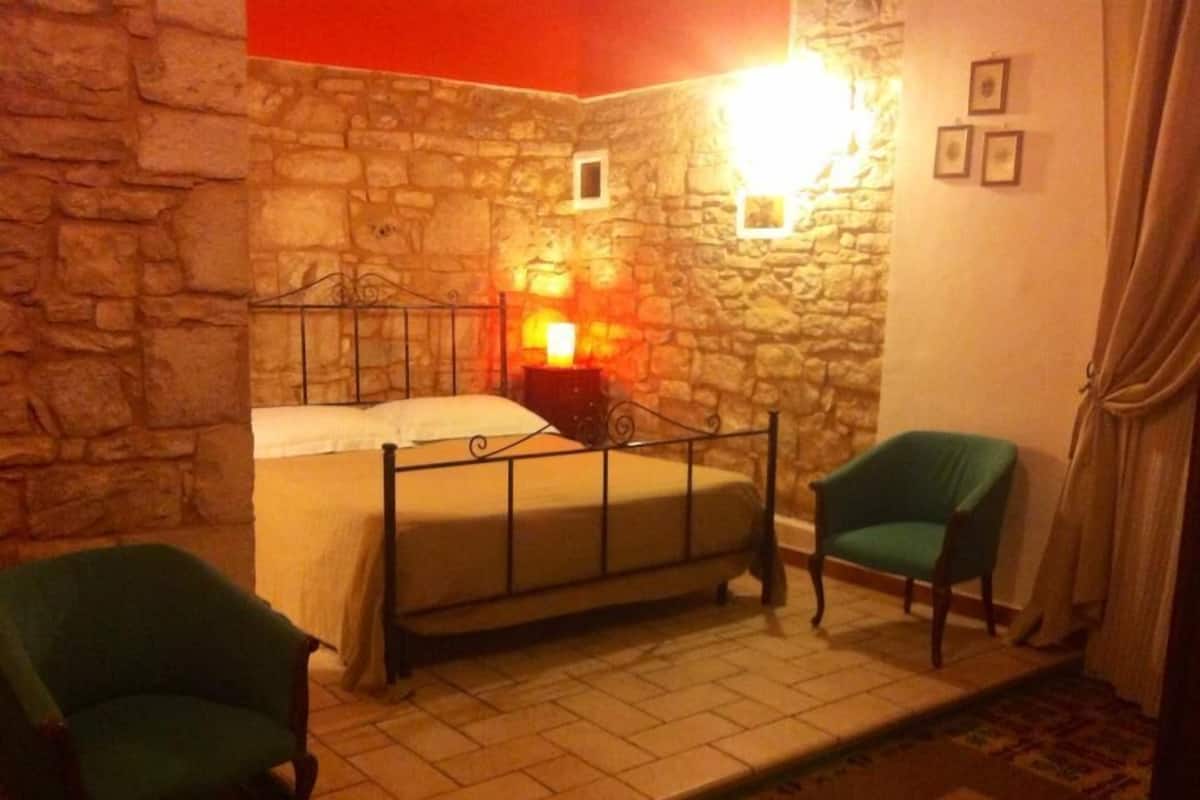 Minibar, desk, iron/ironing board (on request), WiFi (free)