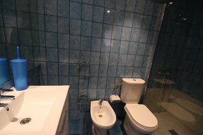 Shower, towels, toilet paper - Apartamento Leo (Cambrils)