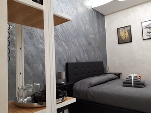 Tweepersoonskamer ( XI ) | Een minibar, een bureau, een strijkplank/strijkijzer, gratis wifi