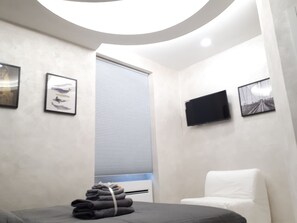 Een minibar, een bureau, een strijkplank/strijkijzer, gratis wifi
