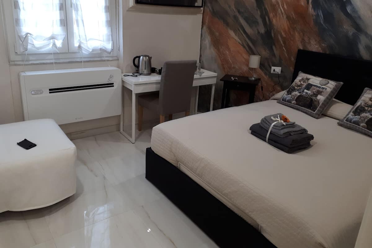 Een minibar, een bureau, een strijkplank/strijkijzer, gratis wifi
