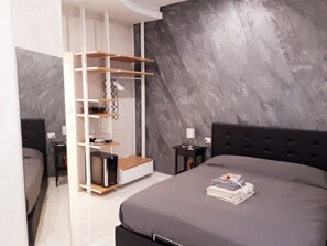 Tweepersoonskamer ( XI ) | Een minibar, een bureau, een strijkplank/strijkijzer, gratis wifi