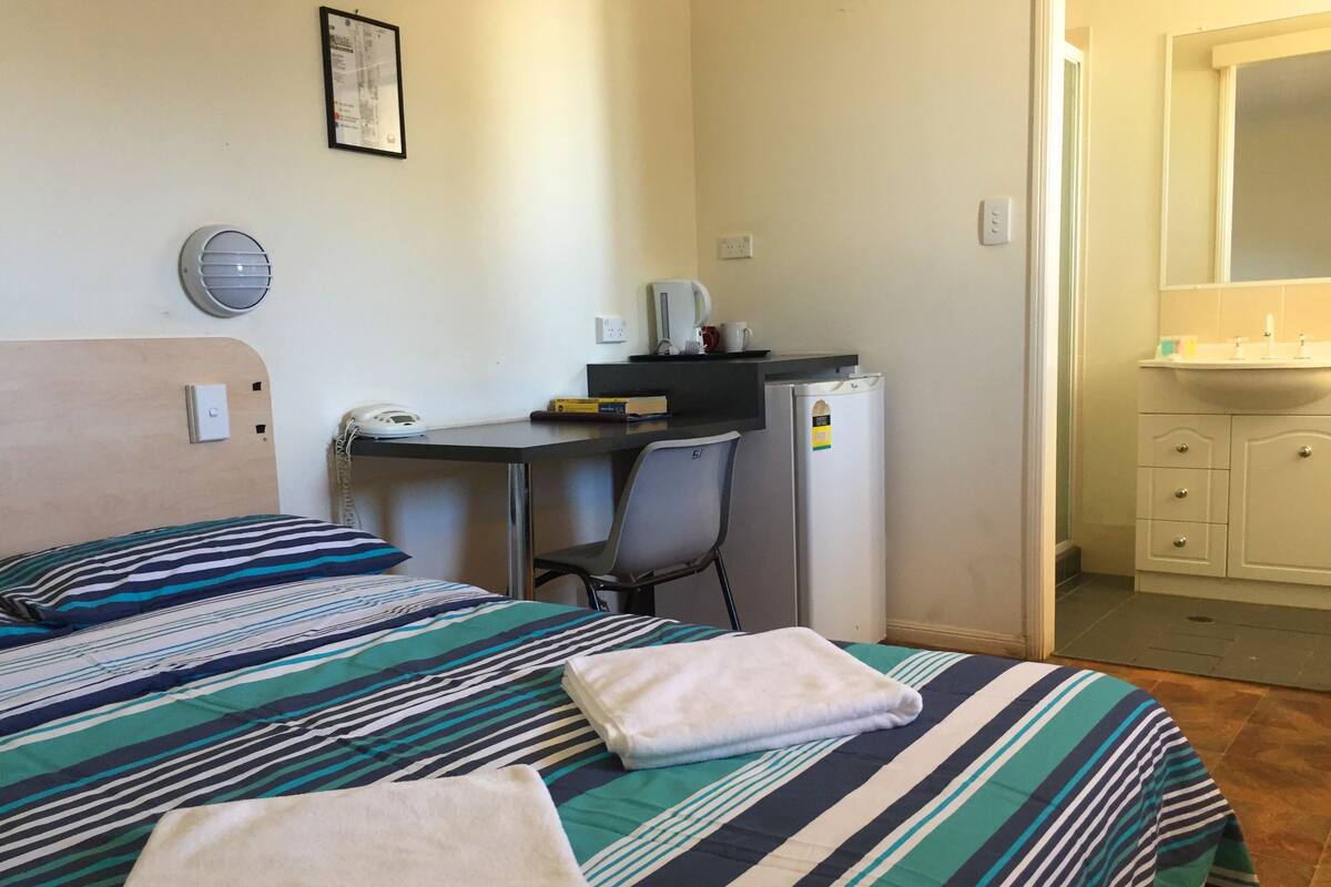 Pet Friendly Cabin | Desk, iron/ironing board (on request), WiFi (free), bed sheets