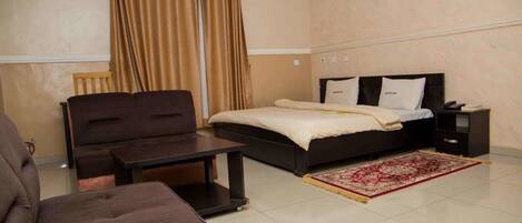 Ropa de cama de alta calidad, escritorio y wifi gratis