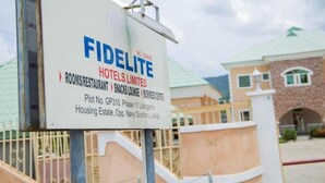 Een bord van Fidelite Hotels Limited, dat kamers/restaurant, snacks en een business center aangeeft.
