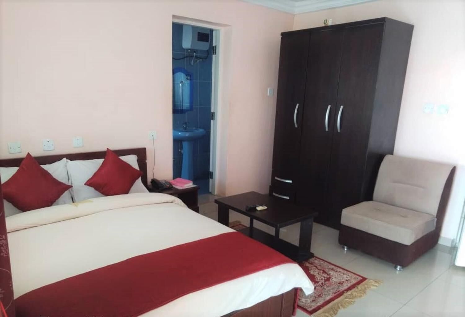 Premium bedding, desk, free WiFi