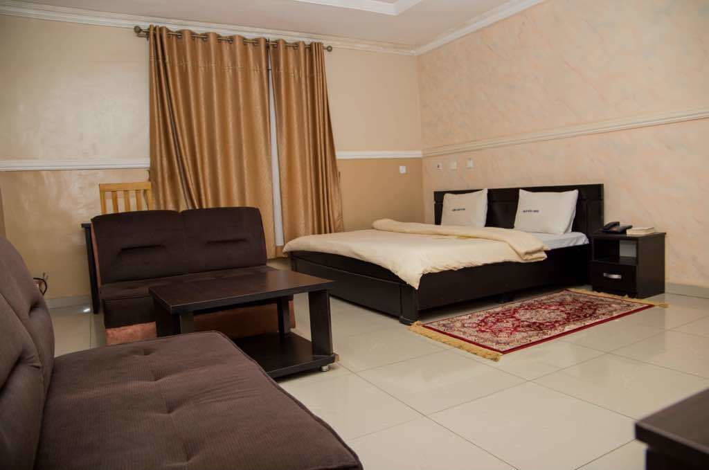 Premium bedding, desk, free WiFi