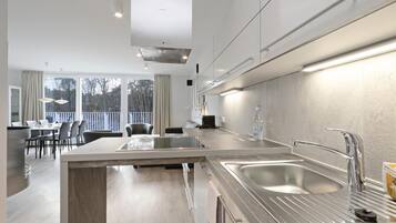 Een koelkast, een kookplaat, een vaatwasser