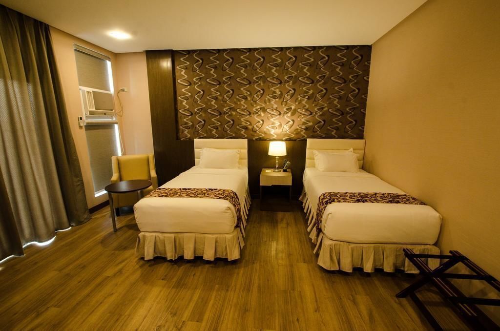 1 chambre, coffre-fort, bureau, fer et planche à repasser
