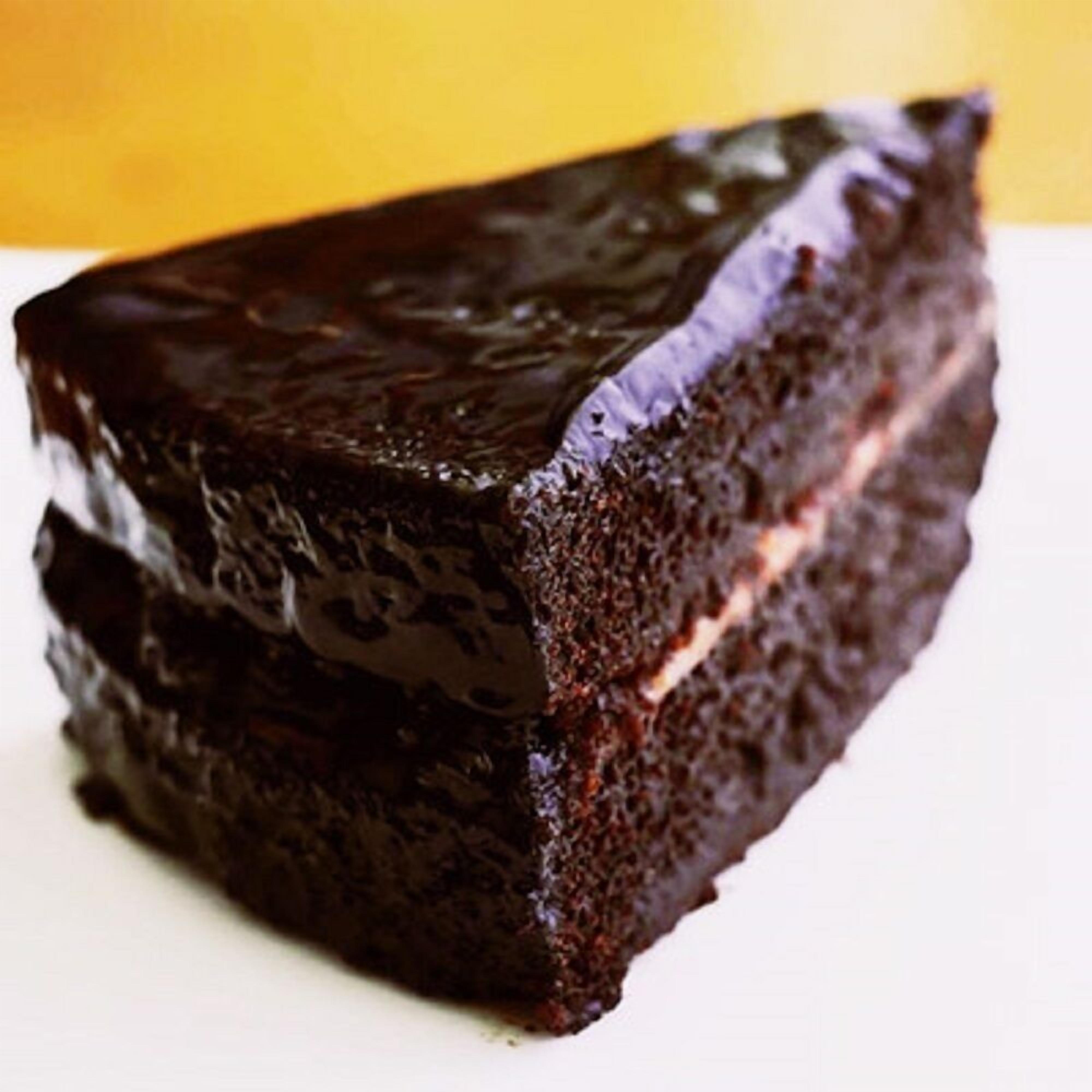 Una porción de pastel de chocolate con un glaseado brillante.
