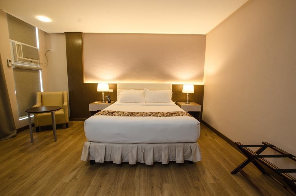 1 chambre, coffre-fort, bureau, fer et planche à repasser