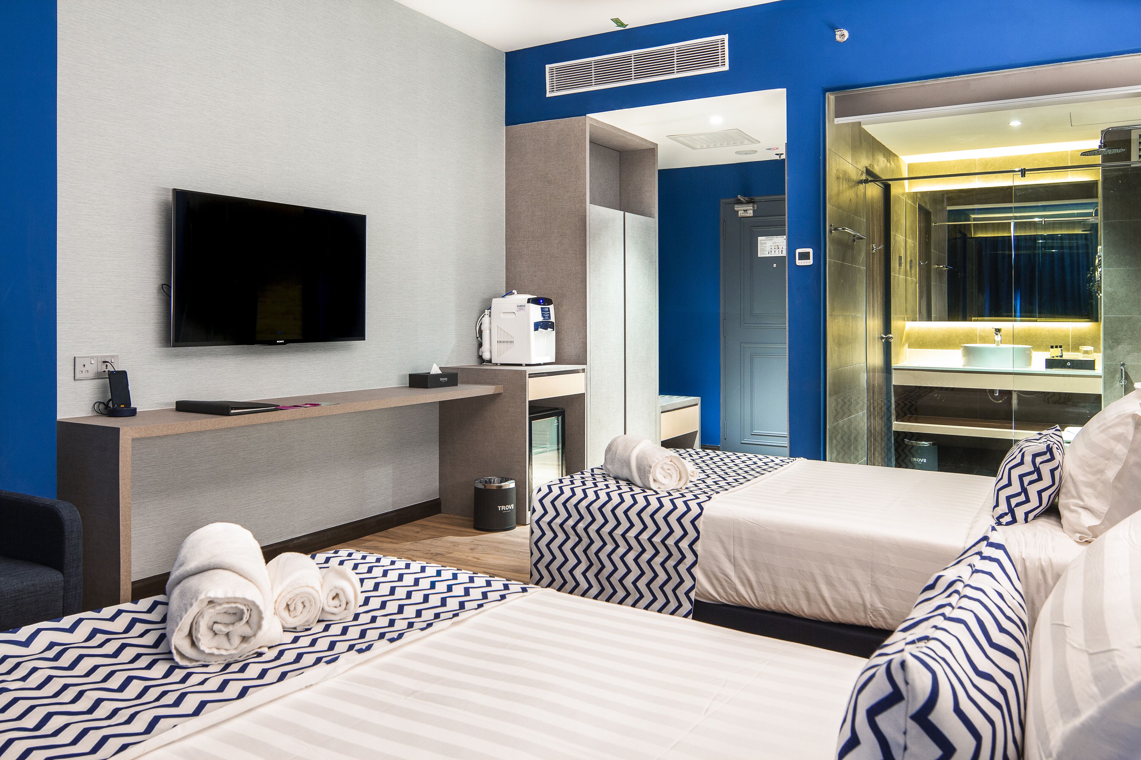 deluxe twin room | minibar, in-room safe, desk, iron/ironing board