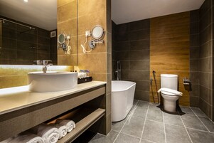 Suihku, ilmaiset hygieniatuotteet, hiustenkuivaaja, bidee