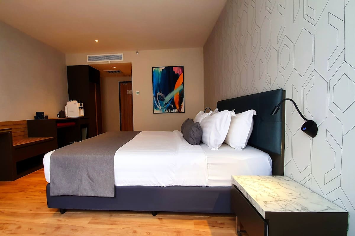 Club King Room | Minibar, in-room safe, desk, iron/ironing board