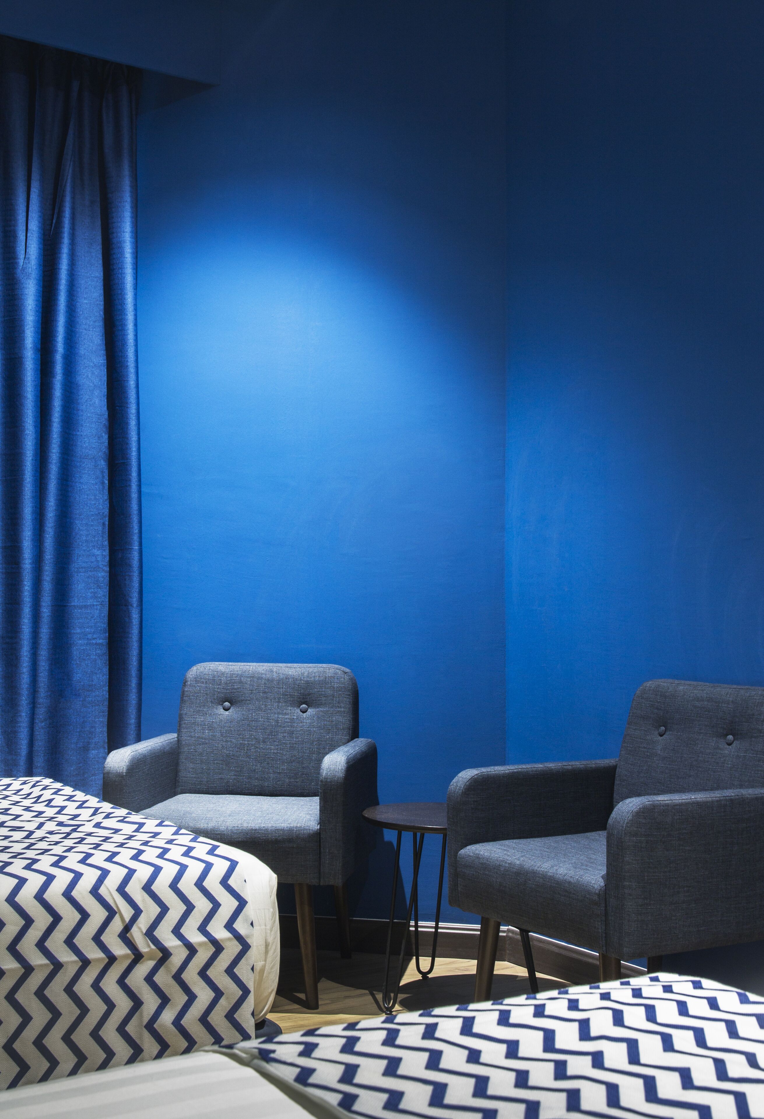 deluxe twin room | minibar, in-room safe, desk, iron/ironing board