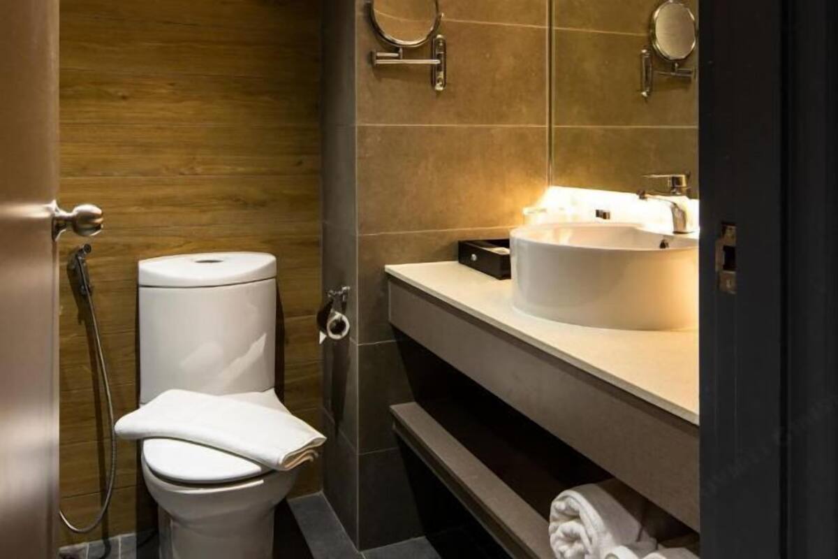 Shower, free toiletries, hair dryer, bidet
