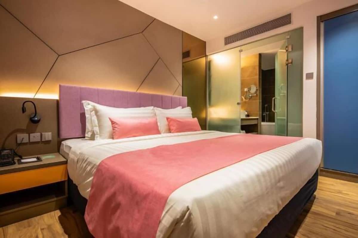 Minibar, in-room safe, desk, iron/ironing board