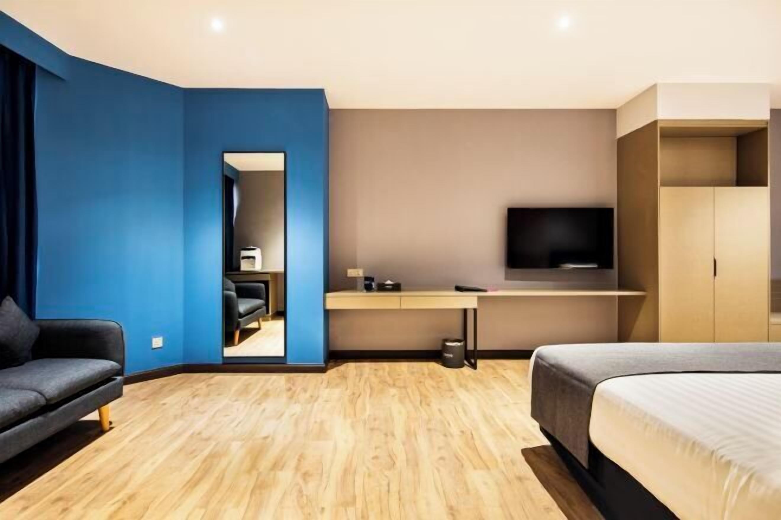 迷你吧、房內夾萬、書桌、熨斗/熨衫板