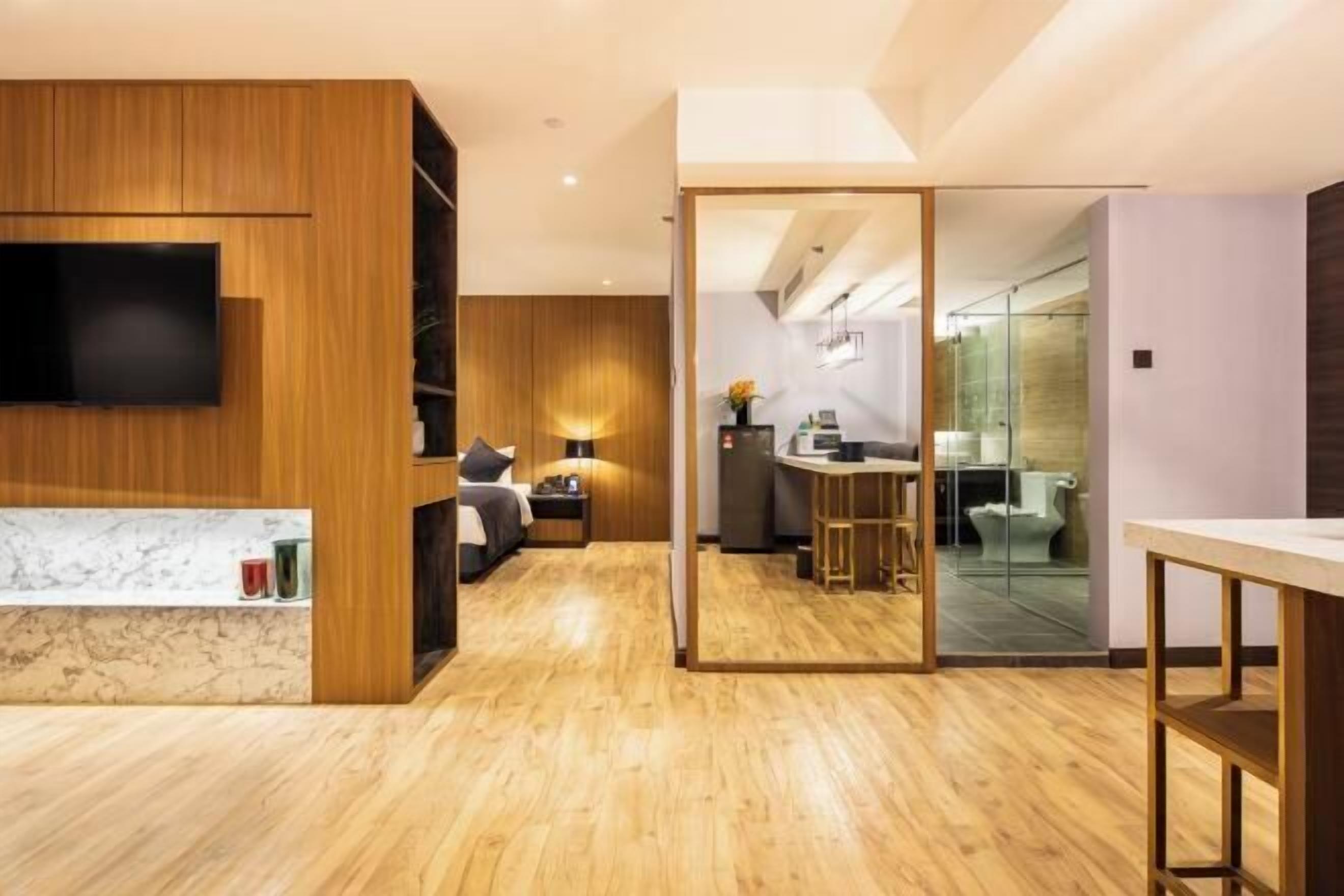 迷你吧、房內夾萬、書桌、熨斗/熨衫板