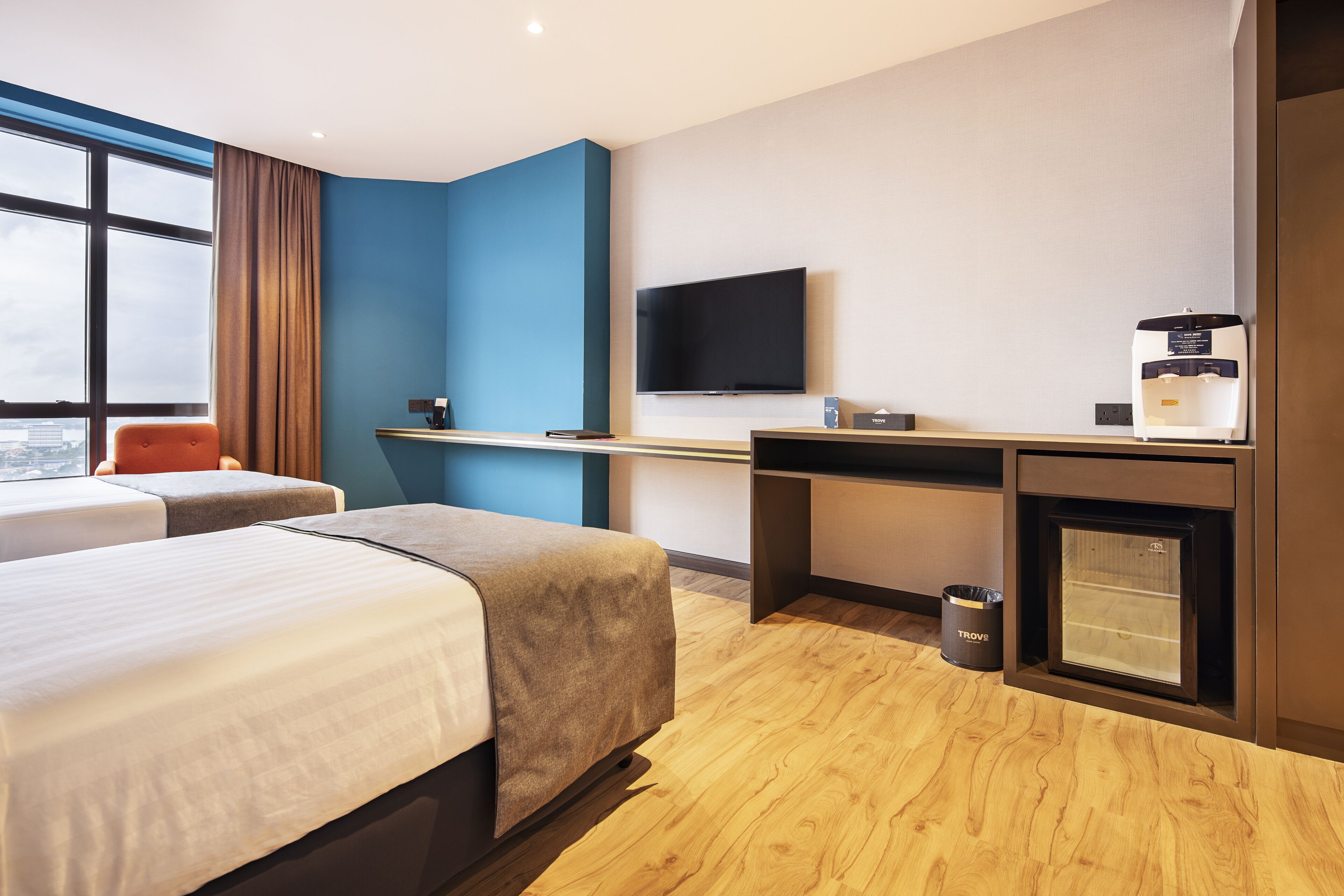 club deluxe twin | minibar, in-room safe, desk, iron/ironing board