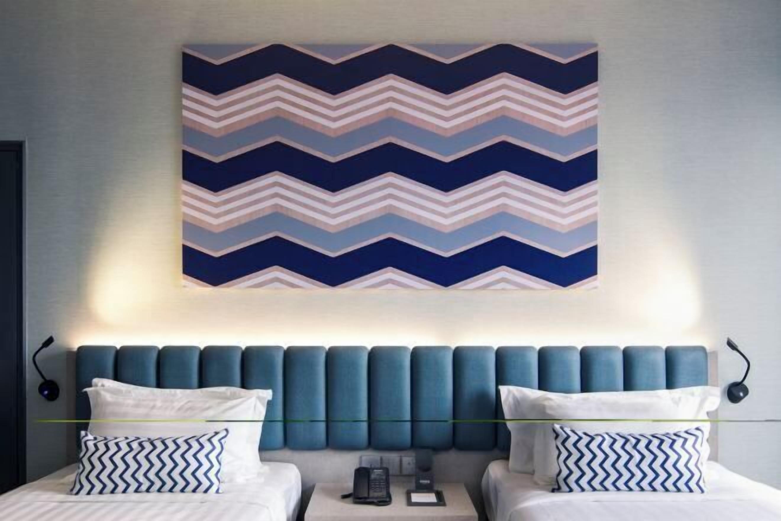 Minibar, caja fuerte, escritorio y tabla de planchar con plancha