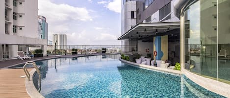 Una piscina al aire libre