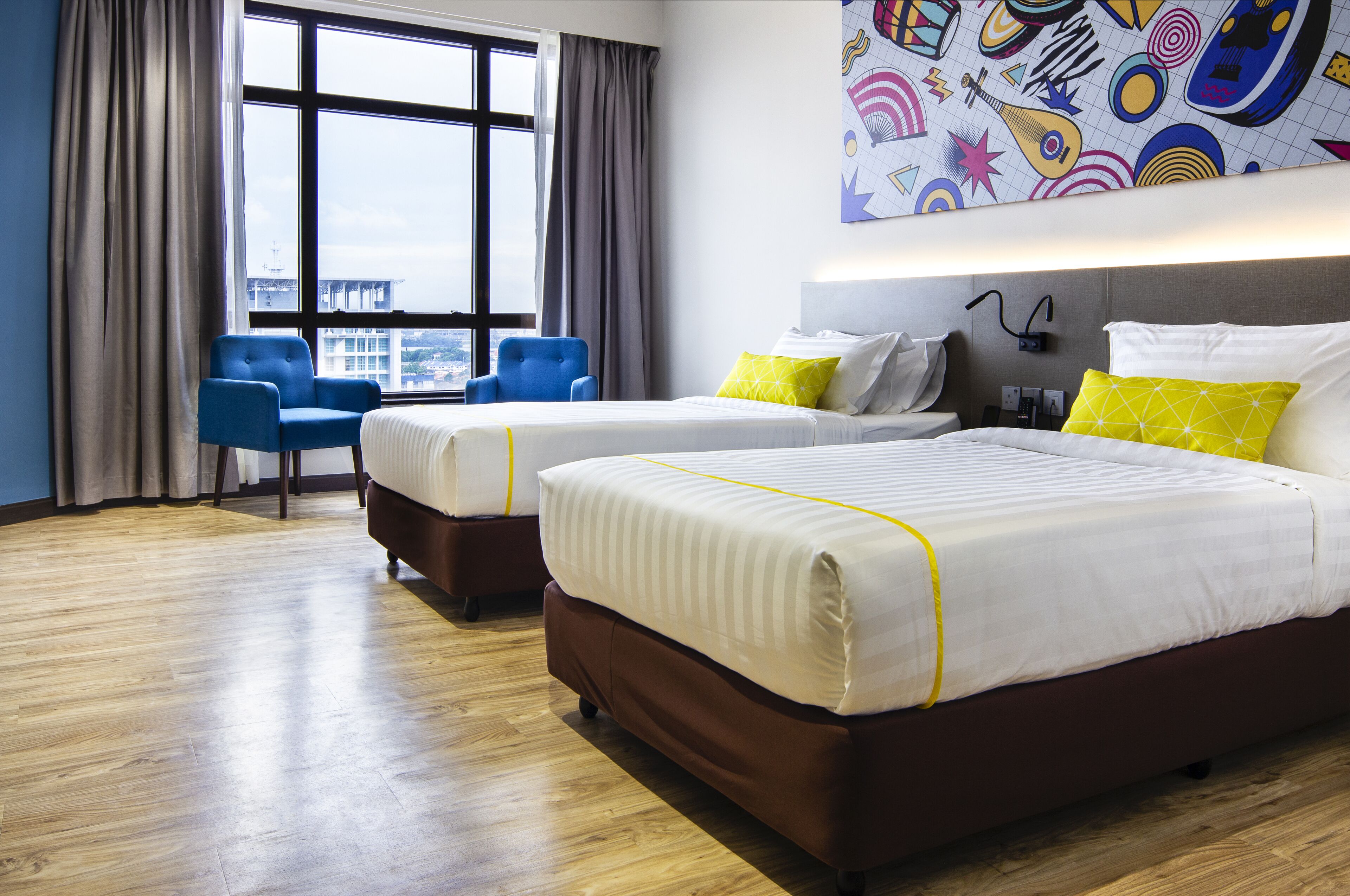 standard twin room | minibar, in-room safe, desk, iron/ironing board