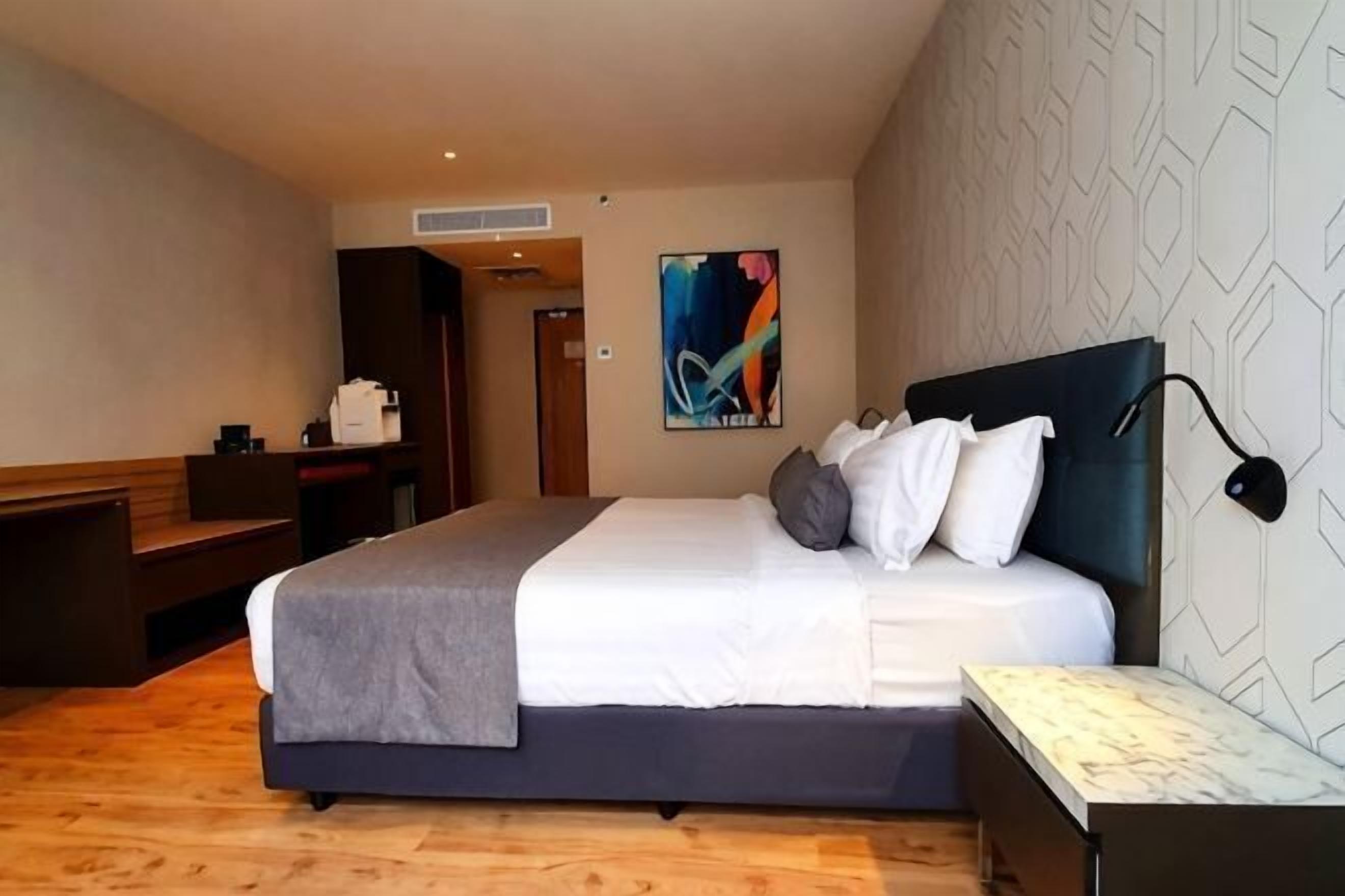Minibar, in-room safe, desk, iron/ironing board
