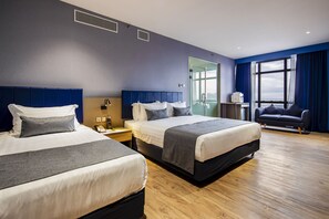 Kamar Eksekutif | Minibar, brankas, meja kerja, dan setrika/meja setrika