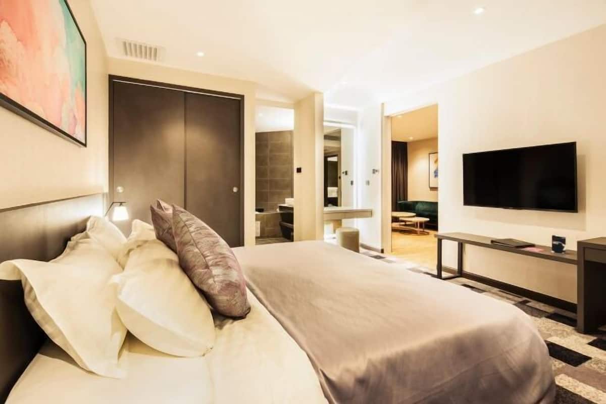 Minibar, in-room safe, desk, iron/ironing board