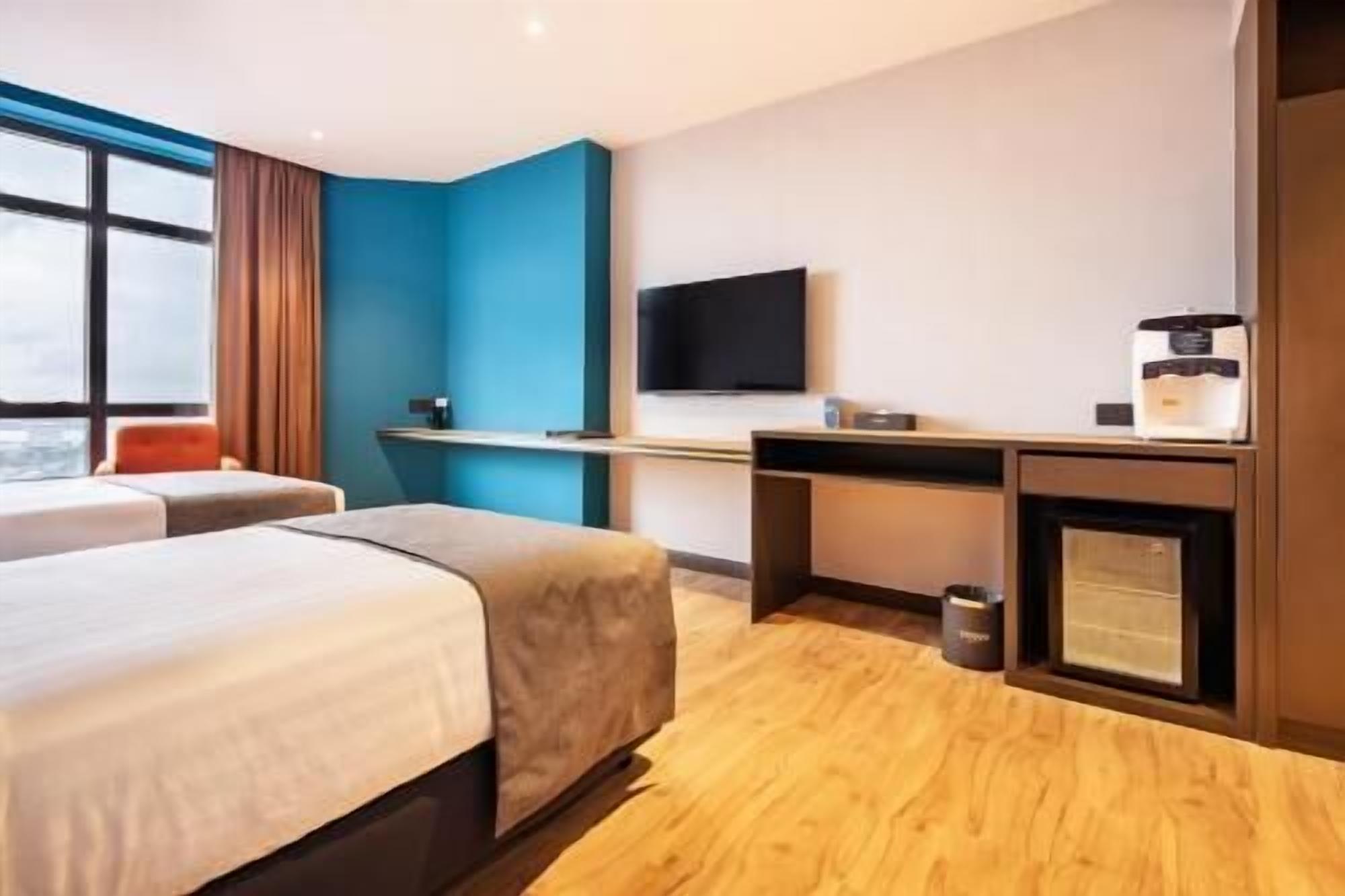 Een minibar, een kluis op de kamer, een bureau