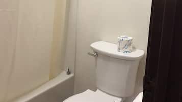 Standard Single Room, 1 Queen Bed, Non Smoking | Bathroom | Combined shower/tub, free toiletries, hair dryer, towels