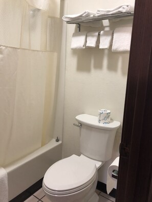Kamar Single Standar, 1 Tempat Tidur Queen, Bebas Asap Rokok | Kamar mandi | Kombinasi shower/bathtub dan perlengkapan mandi gratis