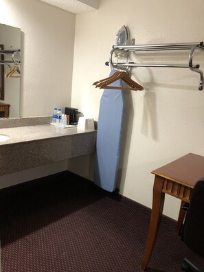 Standard Single Room, 1 Queen Bed, Non Smoking | Individually decorated, individually furnished, desk, blackout drapes - Rexdale Inn (Seminole)