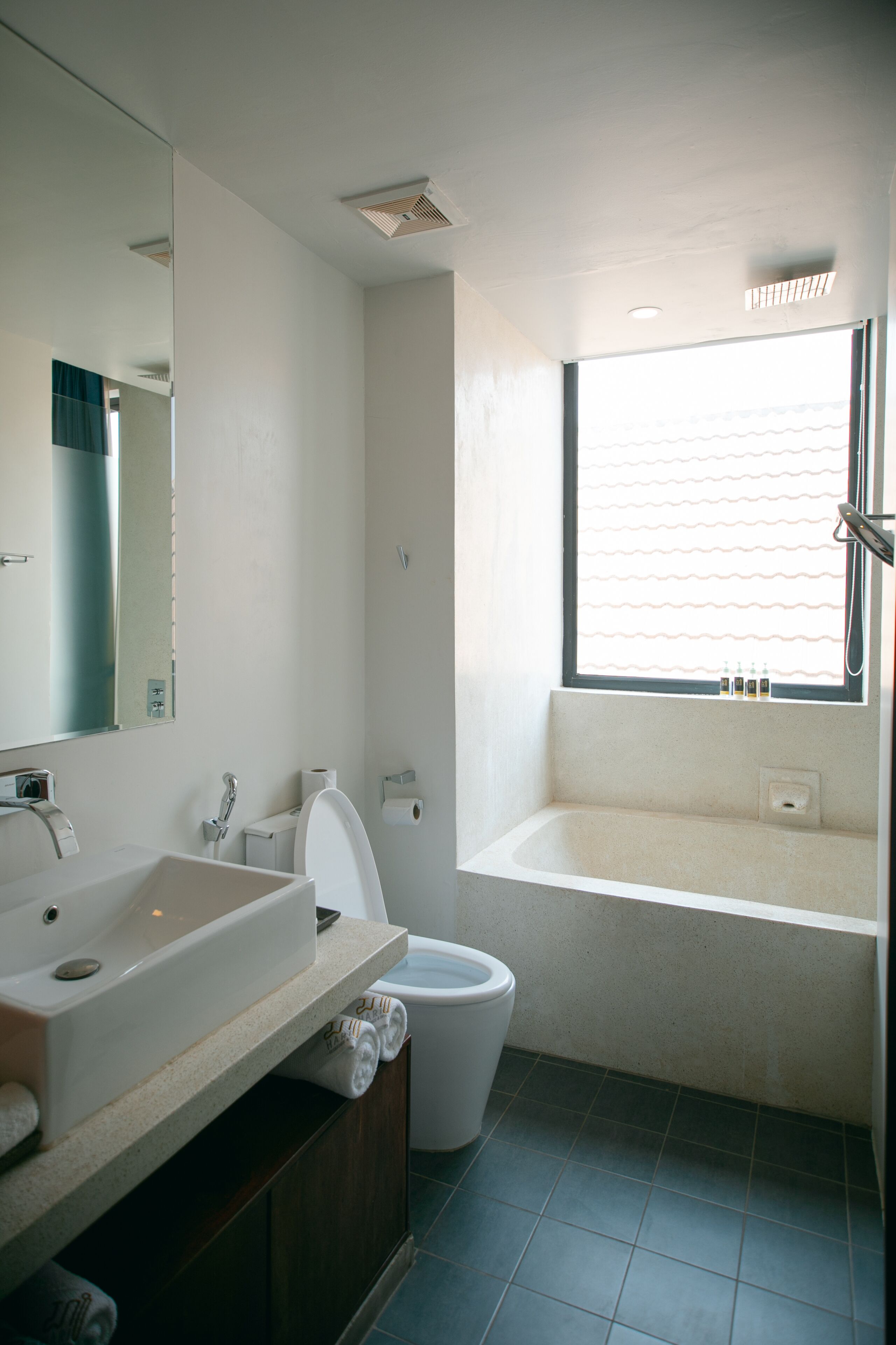 Ein modernes Badezimmer mit Waschbecken, Toilette und Badewanne.