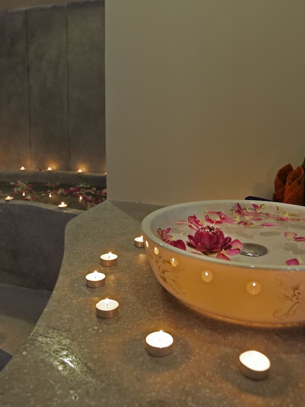 Sauna, hot tub, steam room, body treatments, aromatherapy