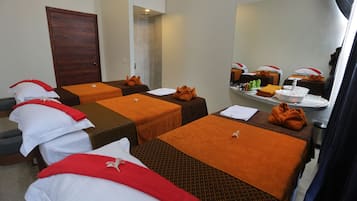 Een sauna, een bubbelbad, een stoombad, lichaamsbehandelingen