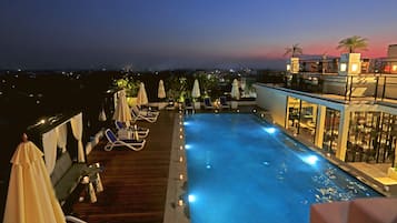 Outdoor pool, pool umbrellas, sun loungers