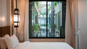 Residence Family | Minibar, in-room safe, desk, iron/ironing board (on request)