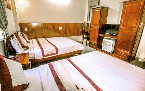 Family Room | Minibar, desk, free WiFi, bed sheets